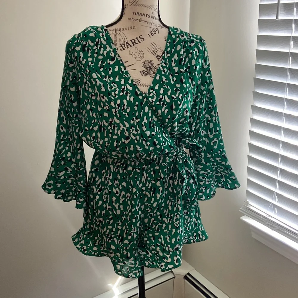 Lulu’s leopard print Romper - Picture 1 of 2